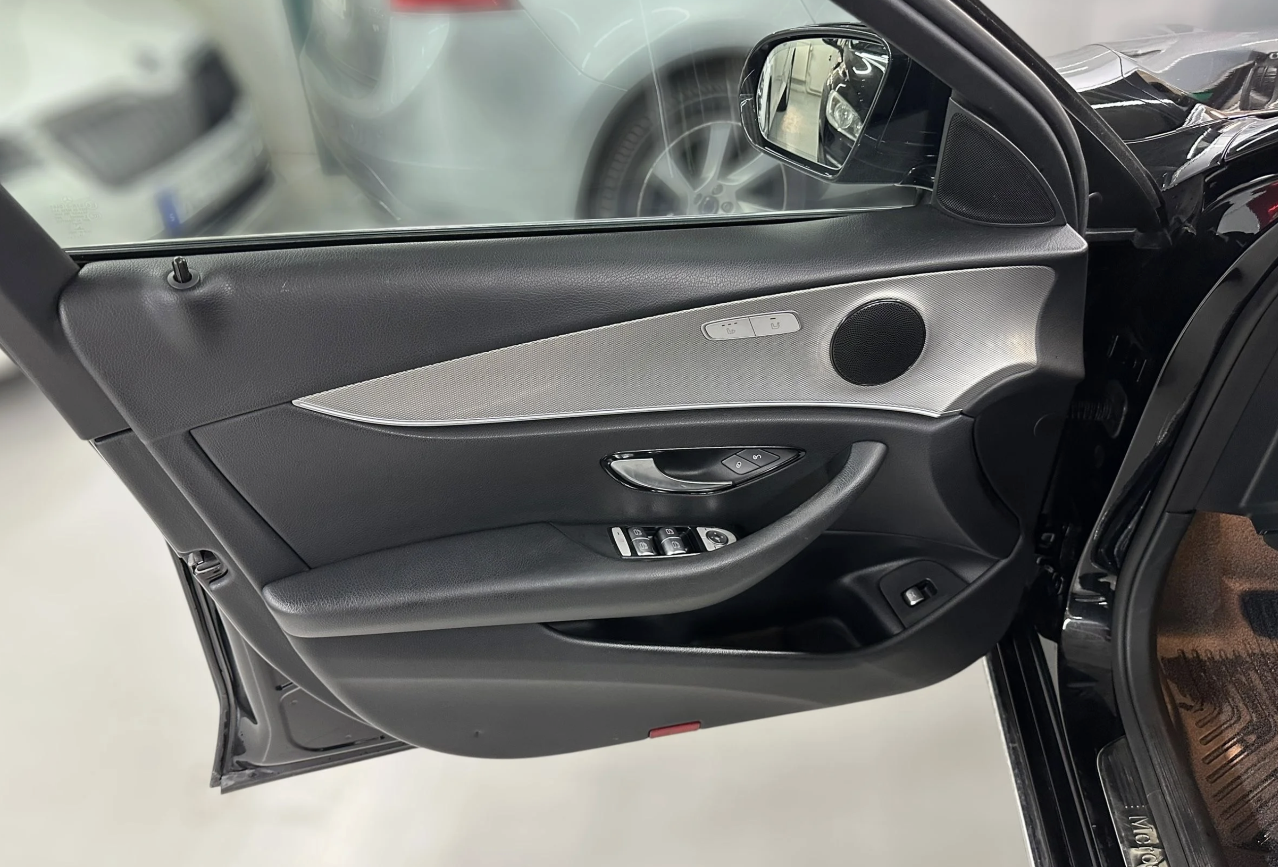 
								Mercedes-Benz E 220 d 9G-Tronic Panorama Navi full									